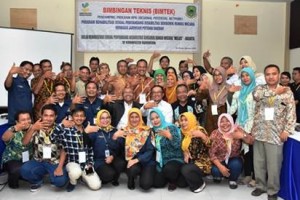 Sekda Kuningan berfoto bersama usai kegiatan.